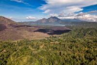 Pemandangan dramatis Gunung Api Banda yang menjulang di pelukan perairan tenang Kepulauan Banda, Maluku Tengah, menjadi salah satu lanskap alam paling memikat di Indonesia Timur.