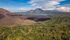Pemandangan dramatis Gunung Api Banda yang menjulang di pelukan perairan tenang Kepulauan Banda, Maluku Tengah, menjadi salah satu lanskap alam paling memikat di Indonesia Timur.
