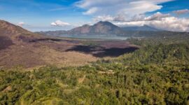 Pemandangan dramatis Gunung Api Banda yang menjulang di pelukan perairan tenang Kepulauan Banda, Maluku Tengah, menjadi salah satu lanskap alam paling memikat di Indonesia Timur.
