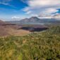 Pemandangan dramatis Gunung Api Banda yang menjulang di pelukan perairan tenang Kepulauan Banda, Maluku Tengah, menjadi salah satu lanskap alam paling memikat di Indonesia Timur.