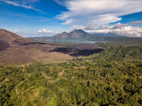 Pemandangan dramatis Gunung Api Banda yang menjulang di pelukan perairan tenang Kepulauan Banda, Maluku Tengah, menjadi salah satu lanskap alam paling memikat di Indonesia Timur.