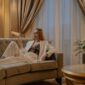 Interior hotel bersejarah yang memadukan keaslian arsitektur kuno dengan sentuhan kemewahan modern untuk memberikan pengalaman menginap tak terlupakan bagi para pelancong global.