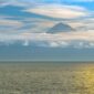 Pemandangan anggun Gunung Api Banda yang berdiri megah di seberang perairan tenang Banda Neira, Maluku, menjadikannya salah satu ikon wisata bahari dan sejarah paling memikat di Indonesia Timur.