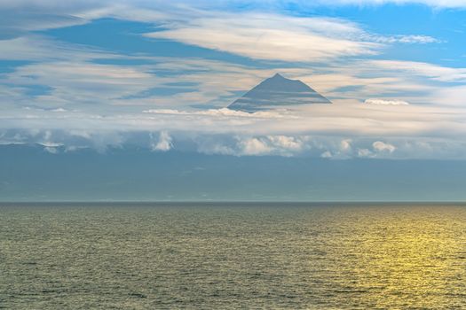 Pemandangan anggun Gunung Api Banda yang berdiri megah di seberang perairan tenang Banda Neira, Maluku, menjadikannya salah satu ikon wisata bahari dan sejarah paling memikat di Indonesia Timur.