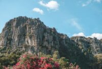Tebing granit megah menjulang tinggi mengapit hamparan sawah hijau di kawasan ekowisata Lembah Harau, Kabupaten Lima Puluh Kota, Sumatra Barat.
