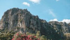 Tebing granit megah menjulang tinggi mengapit hamparan sawah hijau di kawasan ekowisata Lembah Harau, Kabupaten Lima Puluh Kota, Sumatra Barat.