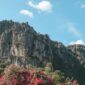 Tebing granit megah menjulang tinggi mengapit hamparan sawah hijau di kawasan ekowisata Lembah Harau, Kabupaten Lima Puluh Kota, Sumatra Barat.