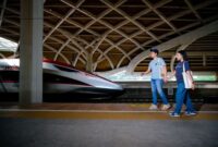 Kereta wisata melintas di tengah panorama alam hijau Indonesia, menawarkan kemudahan aksesibilitas dan kenyamanan perjalanan bagi para pelancong modern.