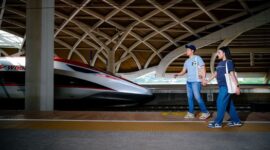 Kereta wisata melintas di tengah panorama alam hijau Indonesia, menawarkan kemudahan aksesibilitas dan kenyamanan perjalanan bagi para pelancong modern.