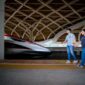 Kereta wisata melintas di tengah panorama alam hijau Indonesia, menawarkan kemudahan aksesibilitas dan kenyamanan perjalanan bagi para pelancong modern.