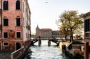 Suasana kanal Venesia yang tenang di musim gugur setelah penerapan sistem kuota pengunjung berbasis teknologi digital yang mengatur alur masuk wisatawan harian.
