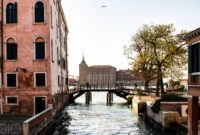 Suasana kanal Venesia yang tenang di musim gugur setelah penerapan sistem kuota pengunjung berbasis teknologi digital yang mengatur alur masuk wisatawan harian.