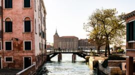 Suasana kanal Venesia yang tenang di musim gugur setelah penerapan sistem kuota pengunjung berbasis teknologi digital yang mengatur alur masuk wisatawan harian.