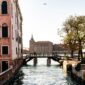 Suasana kanal Venesia yang tenang di musim gugur setelah penerapan sistem kuota pengunjung berbasis teknologi digital yang mengatur alur masuk wisatawan harian.
