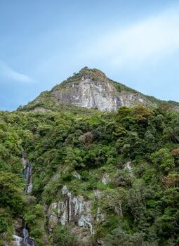 Menjelajahi Lembah Harau Kemolekan Surga Granit Tersembunyi di Sumatera Barat