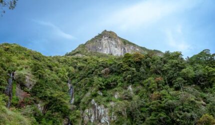 Menjelajahi Lembah Harau Kemolekan Surga Granit Tersembunyi di Sumatera Barat