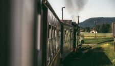 Pemandangan desa tenang di kawasan Eropa yang kini menjadi destinasi favorit wisatawan dunia yang mencari pengalaman *slow travel* pada akhir tahun 2026.