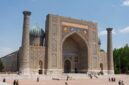 Kemegahan arsitektur Registan Square di Samarkand, Uzbekistan, menjadi latar belakang memukau bagi para pelancong yang menjelajahi keajaiban budaya di sepanjang Jalur Sutra.