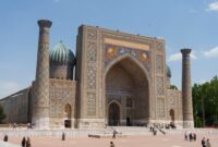 Kemegahan arsitektur Registan Square di Samarkand, Uzbekistan, menjadi latar belakang memukau bagi para pelancong yang menjelajahi keajaiban budaya di sepanjang Jalur Sutra.