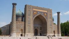 Kemegahan arsitektur Registan Square di Samarkand, Uzbekistan, menjadi latar belakang memukau bagi para pelancong yang menjelajahi keajaiban budaya di sepanjang Jalur Sutra.