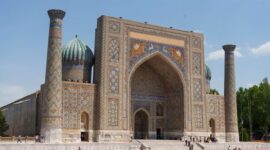 Kemegahan arsitektur Registan Square di Samarkand, Uzbekistan, menjadi latar belakang memukau bagi para pelancong yang menjelajahi keajaiban budaya di sepanjang Jalur Sutra.