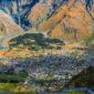 Gereja Gergeti Trinity berdiri megah dengan latar belakang pegunungan bersalju dan lanskap musim gugur di Kazbegi, Georgia. Foto ini mengabadikan salah satu pemandangan paling ikonik di wilayah Kaukasus.