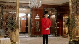 Kemegahan interior berarsitektur Neoklasik pada salah satu hotel bersejarah dunia yang terus mempertahankan keaslian bangunannya demi memberikan pengalaman napak tilas bernilai tinggi bagi para tamu.