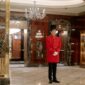 Kemegahan interior berarsitektur Neoklasik pada salah satu hotel bersejarah dunia yang terus mempertahankan keaslian bangunannya demi memberikan pengalaman napak tilas bernilai tinggi bagi para tamu.