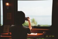 Pemandangan lanskap hijau yang membentang indah terlihat dari balik jendela kereta api yang melaju santai menembus kawasan perbukitan.