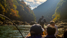 Deretan rumah panggung kayu Funaya yang ikonik berjejer rapi di tepi Teluk Ine, Prefektur Kyoto, menawarkan suasana tenang bagi wisatawan yang mencari pengalaman wisata hening di pedesaan Jepang.