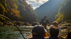 Deretan rumah panggung kayu Funaya yang ikonik berjejer rapi di tepi Teluk Ine, Prefektur Kyoto, menawarkan suasana tenang bagi wisatawan yang mencari pengalaman wisata hening di pedesaan Jepang.