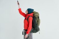 Seorang pelancong sedang menata barang bawaan secara efisien sebelum memulai perjalanan. Pengemasan barang yang tepat menjadi kunci utama kenyamanan mobilitas selama berada di destinasi wisata.