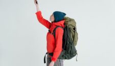 Seorang pelancong sedang menata barang bawaan secara efisien sebelum memulai perjalanan. Pengemasan barang yang tepat menjadi kunci utama kenyamanan mobilitas selama berada di destinasi wisata.