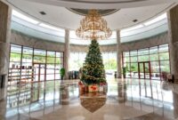 Suasana kemewahan interior hotel legendaris yang mempertahankan arsitektur bernuansa kolonial serta furnitur kayu klasik di tengah pusat kota.