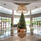 Suasana kemewahan interior hotel legendaris yang mempertahankan arsitektur bernuansa kolonial serta furnitur kayu klasik di tengah pusat kota.