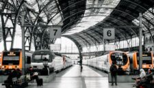 Interior gerbong kereta tidur mewah yang menyuguhkan kenyamanan setara hotel berbintang sembari melintasi lanskap indah pedesaan Eropa.