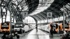 Interior gerbong kereta tidur mewah yang menyuguhkan kenyamanan setara hotel berbintang sembari melintasi lanskap indah pedesaan Eropa.