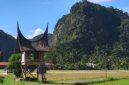 Pemandangan megah tebing batu kapur di Lembah Harau yang memagari kawasan persawahan hijau milik warga lokal Sumatra Barat.