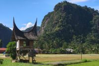Pemandangan megah tebing batu kapur di Lembah Harau yang memagari kawasan persawahan hijau milik warga lokal Sumatra Barat.