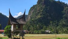 Pemandangan megah tebing batu kapur di Lembah Harau yang memagari kawasan persawahan hijau milik warga lokal Sumatra Barat.