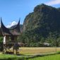 Pemandangan megah tebing batu kapur di Lembah Harau yang memagari kawasan persawahan hijau milik warga lokal Sumatra Barat.