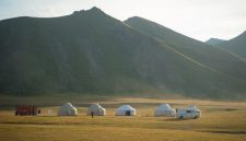 Sebuah kemah yurt tradisional berdiri megah di pinggir Danau Song-Kul, Kirgistan, menjadi tempat bermalam favorit para pengelana yang melintasi dataran tinggi Asia Tengah.