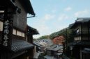 Dedaunan musim gugur berwarna merah keemasan menghiasi sudut jalanan tenang di Kyoto yang cocok untuk dijelajahi dengan berjalan kaki.