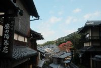 Dedaunan musim gugur berwarna merah keemasan menghiasi sudut jalanan tenang di Kyoto yang cocok untuk dijelajahi dengan berjalan kaki.