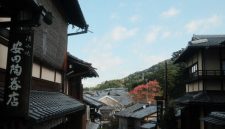 Dedaunan musim gugur berwarna merah keemasan menghiasi sudut jalanan tenang di Kyoto yang cocok untuk dijelajahi dengan berjalan kaki.