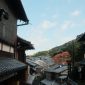 Dedaunan musim gugur berwarna merah keemasan menghiasi sudut jalanan tenang di Kyoto yang cocok untuk dijelajahi dengan berjalan kaki.