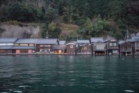 Pemandangan rumah-rumah kayu tradisional beratap jerami di kawasan pedesaan Miyama, Kyoto, yang menyajikan suasana tenang khas pedesaan Jepang bagi para penjelajah.