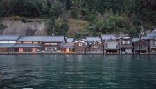 Pemandangan rumah-rumah kayu tradisional beratap jerami di kawasan pedesaan Miyama, Kyoto, yang menyajikan suasana tenang khas pedesaan Jepang bagi para penjelajah.