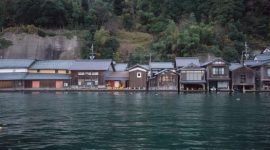Pemandangan rumah-rumah kayu tradisional beratap jerami di kawasan pedesaan Miyama, Kyoto, yang menyajikan suasana tenang khas pedesaan Jepang bagi para penjelajah.