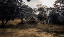 Suasana tenang pagi hari di perkampungan adat Sumba Timur yang menawarkan kehangatan interaksi masyarakat lokal serta pemandangan perbukitan yang megah.
